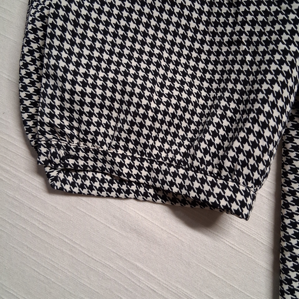 torrid Black and White Houndstooth V-Neck Blouse - Picture 6 of 14